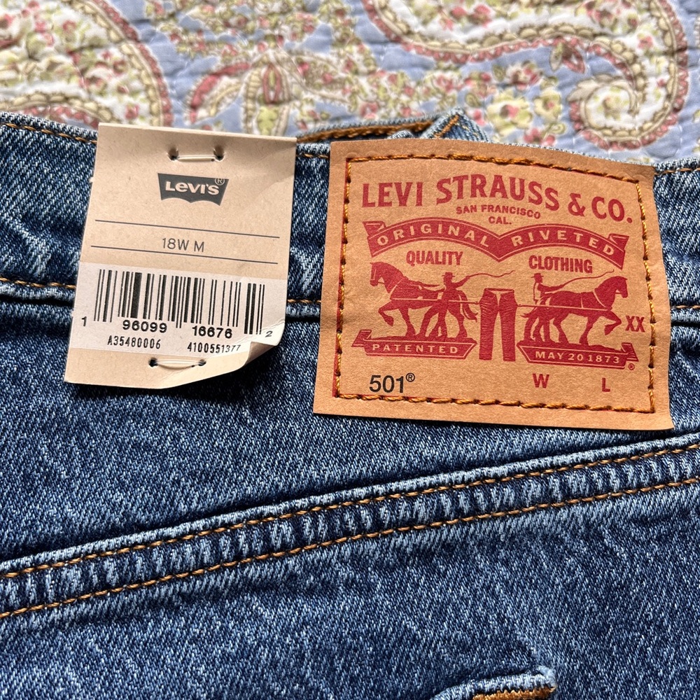 Levi's Blue Jeans 501 with Classic Style - Picture 2 of 10